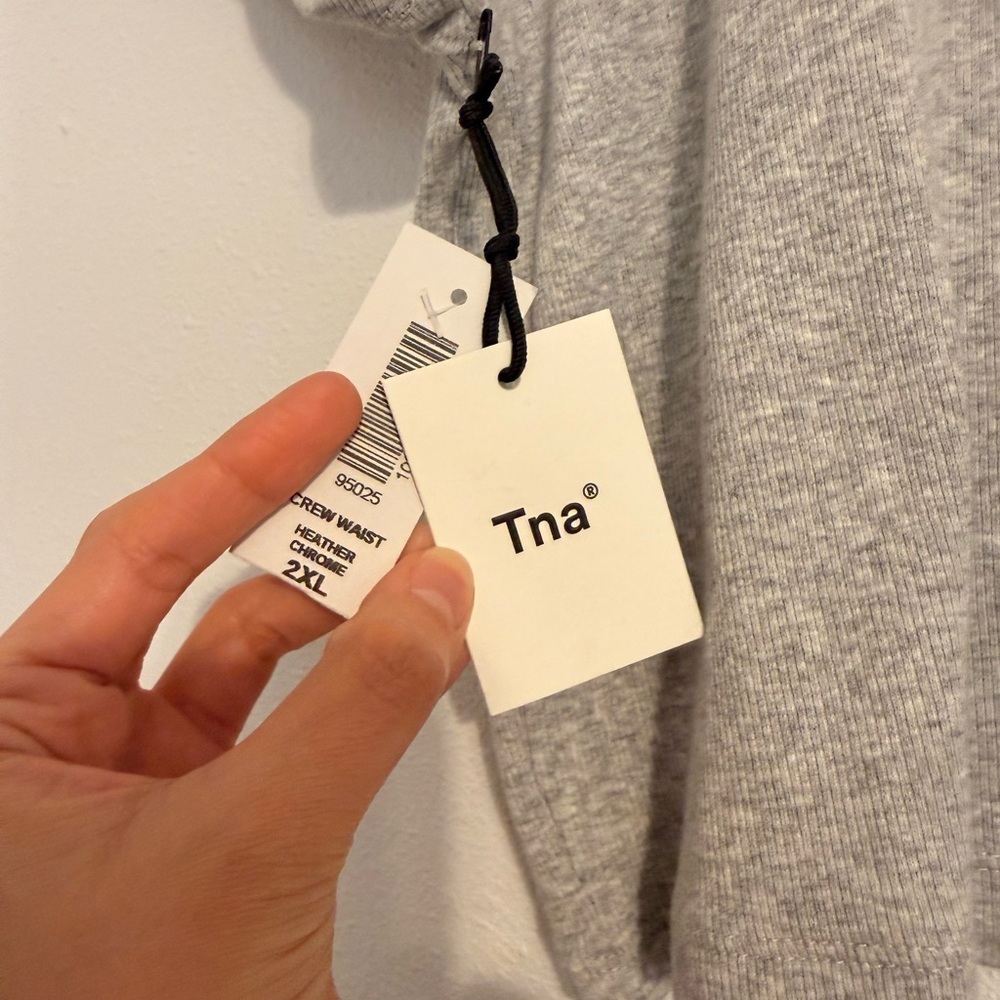 NWT Aritzia TNA Tee - Picture 3 of 4